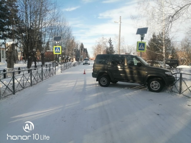 В Омской области водитель «УАЗ патриот» сбил школьницу и въехал в забор