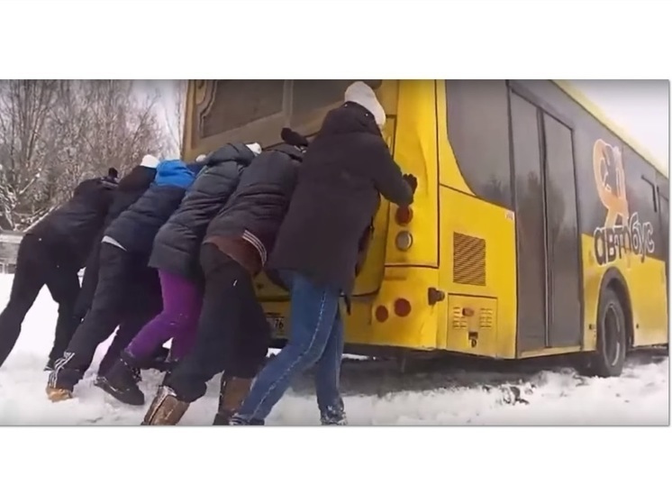 В Ярославле пассажиры толкали автобус, чтобы уехать с кладбища