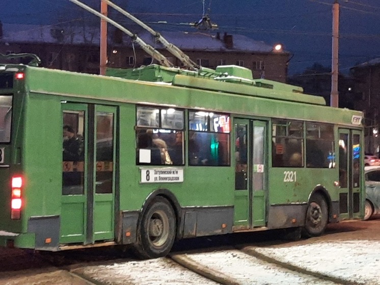 Мэрия Новосибирска отреагировала на горящую газету в руках у кондуктора