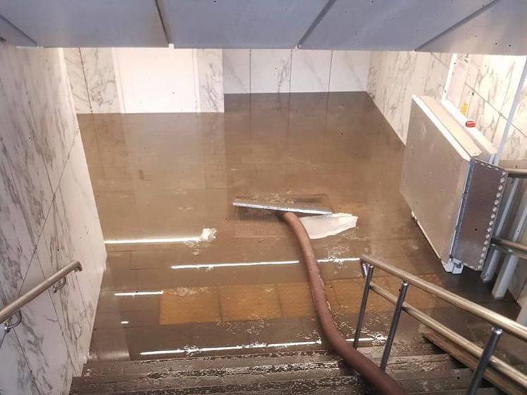 В Курске откачали талую воду из подземного перехода на улице Энгельса