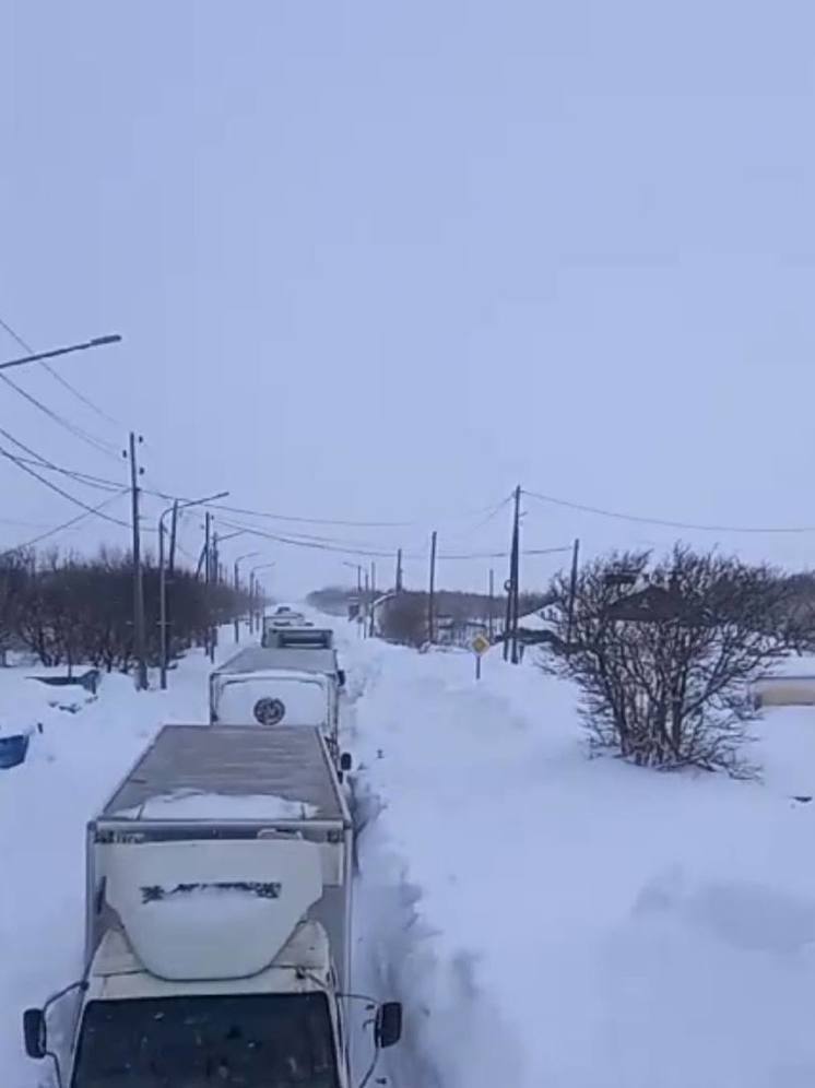 В селе Сахалинской области произошел затор большегрузов