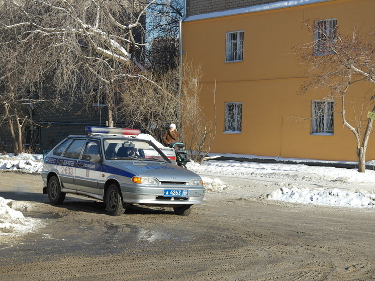 В Екатеринбурге водитель легковушки врезался в столб и получил травмы