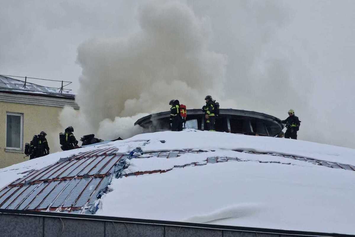 Озвучены подробности пожара в Театре сатиры: горит обрешетка под утеплитель  - МК