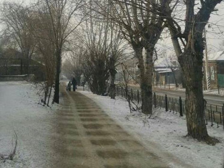 Тротуары в Чите посыпают песком и солью для безопасности пешеходов