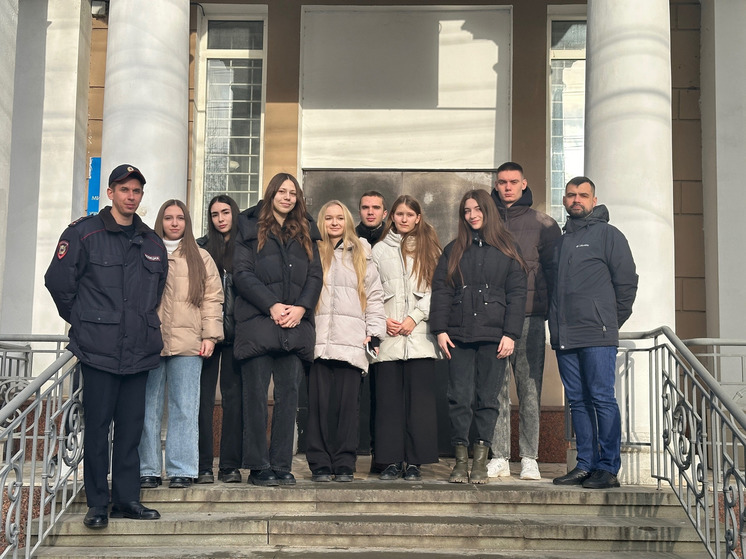 В Симферополе полицейские и общественники присоединились к акции "Студенческий десант"