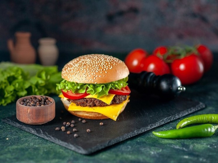 Минзрав Карелии посоветовал женщинам отказаться от бургеров и тунца