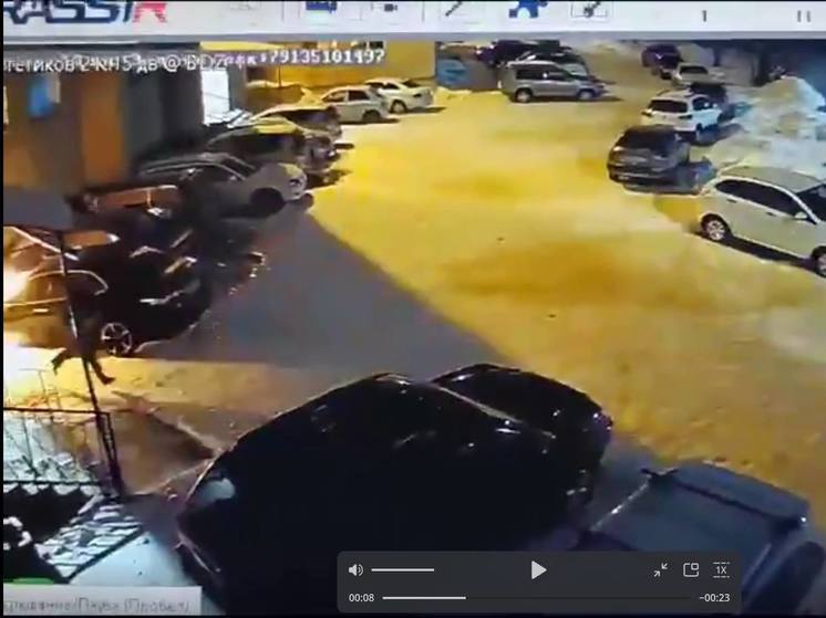 Ночной поджигатель автомобилей попал видео с камер наблюдения в Зеленогорске