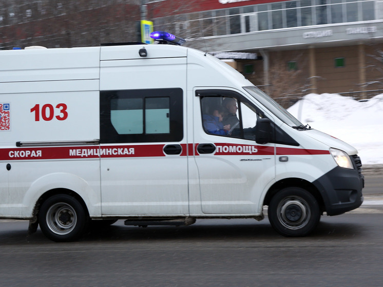 В подмосковных Люберцах машина скорой из-за снега застряла во дворе