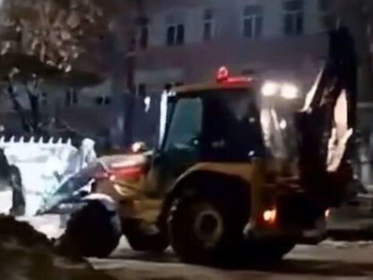 Жители Одинцово наняли трактор, чтобы убрать снег во дворе