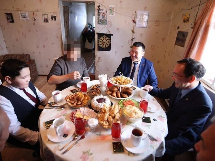 В селе Едей Глава Якутии встретился с военнослужащим и его семьей