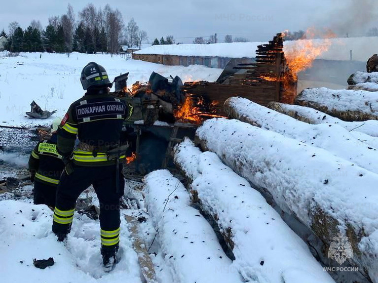 Бытовой вагончик сгорел в Сафоновском районе