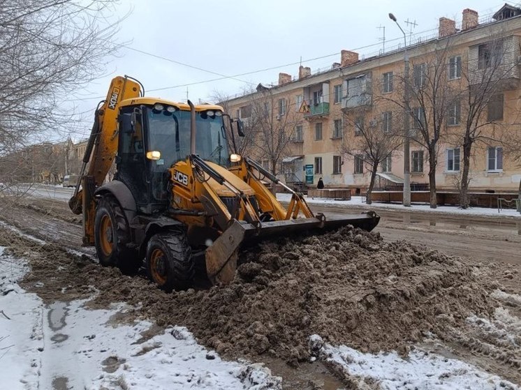 В Астрахани устраняют последствия непогоды
