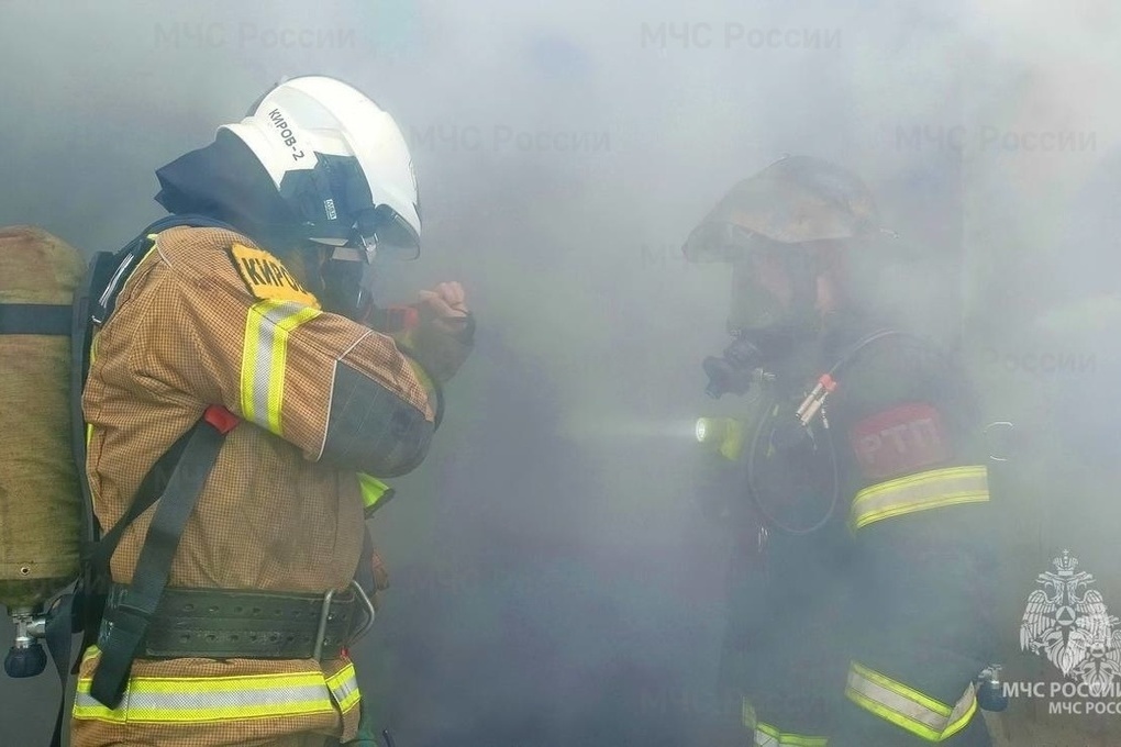 действия мчс при пожарах. пожарная безопасность памятка мчс. умей действовать при пожаре плакаты. правила поаеденияпри пожаре. умей действовать при пожаре.