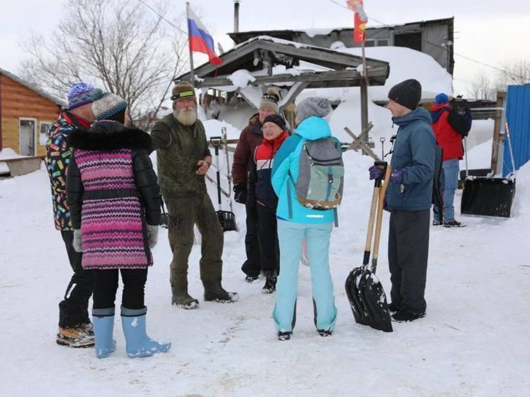 Сахалинские волонтеры расчистили от снега лошадиную ферму голландца