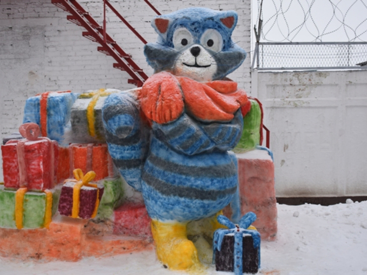 Омские заключённые вылепили из снега фигуры дракона, кота и Деда Мороза