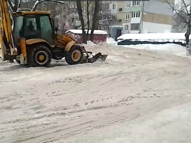 Жители Ярославля начали самостоятельно нанимать трактора для очистки улиц