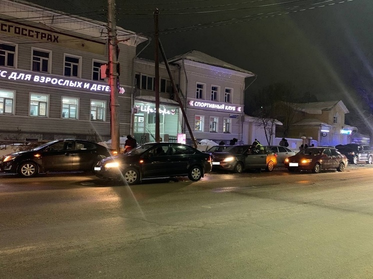 Из-за пьяного водителя семь автомобилей попали в ДТП в Вологде