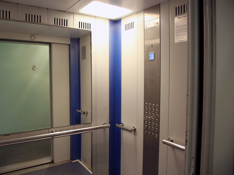 В подмосковном Пушкино в лифте камера сняла вандала солидных лет