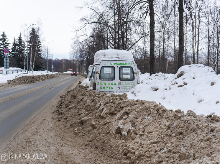 Горы снега заполонили Петрозаводск