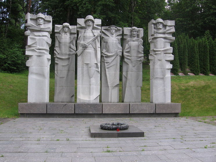 В Литве уничтожат советский мемориал на Антакальнисском кладбище