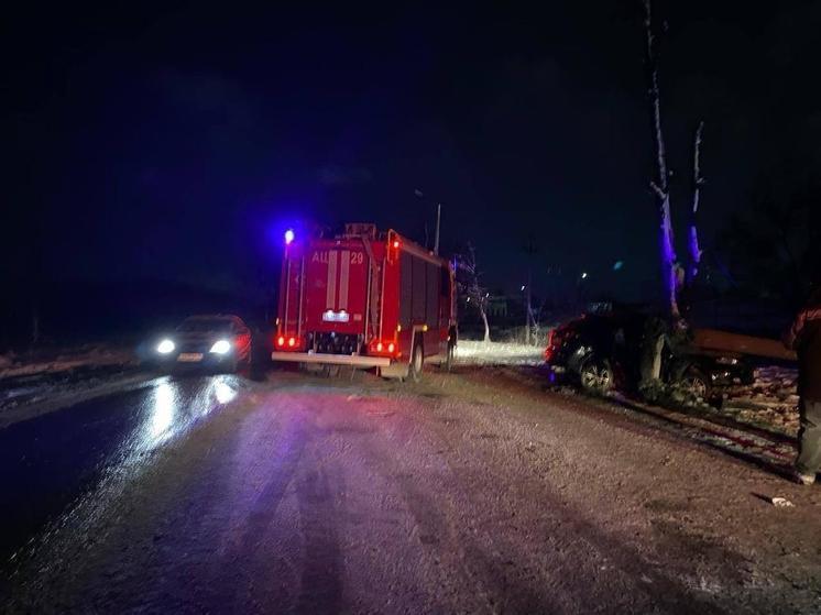 На Дону иномарка врезалась в опору ЛЭП, двое пострадали