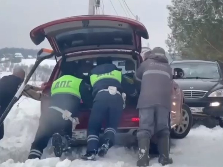 Инспекторы помогли водителю, автомобиль которого застрял на дороге