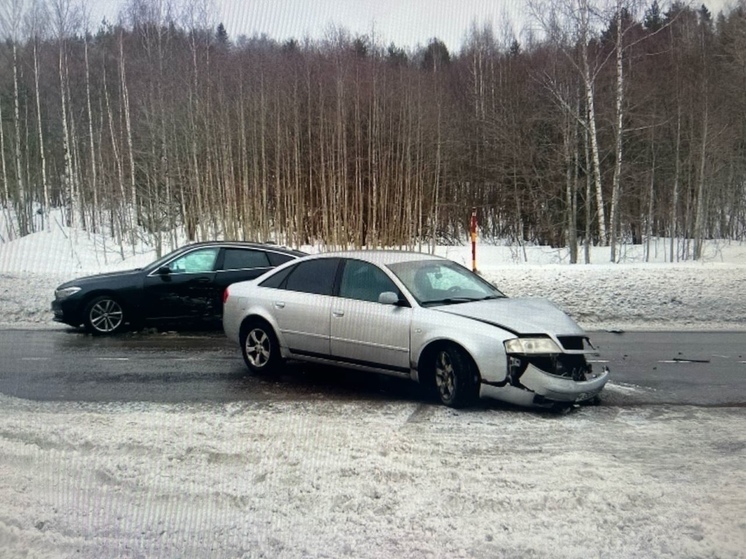 Две иномарки столкнулись на трассе в Карелии, пострадала женщина