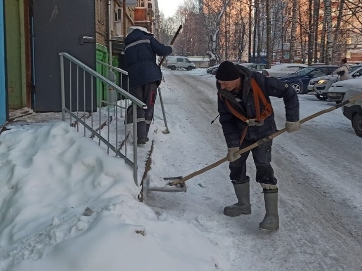 В результате жалоб кировчан на «горячую линию» УК очистили от снега 90 дворов