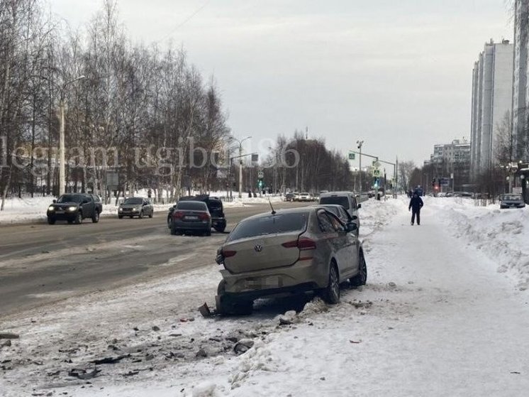 В Нижневартовске в ДТП пострадали три автомобиля