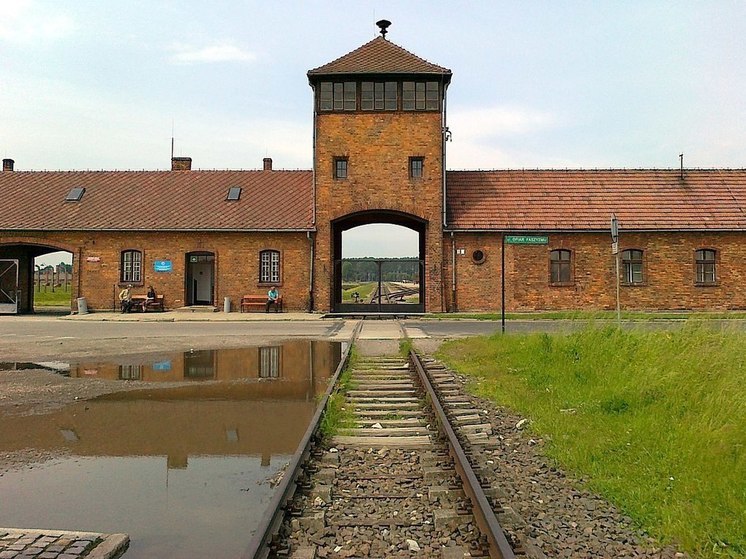 Глава МИД Польши возмутился тем, что в Еврокомиссии концлагерь в Освенциме назвали польским