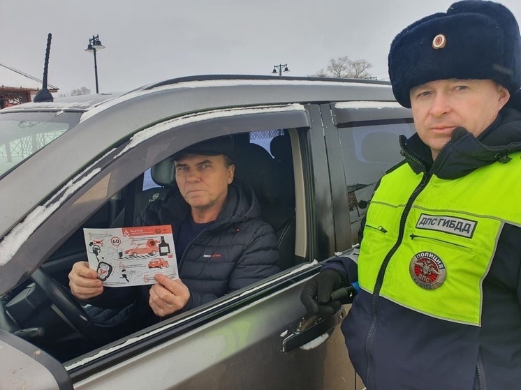 Сотрудники Госавтоинспекции провели акцию «5 фактов о дорожной безопасности»