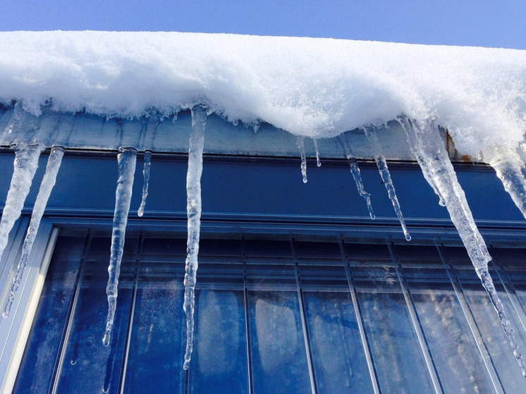 Прокуратура обнаружила скопление снега и наледи на кровлях многоквартирных домов в Иванове