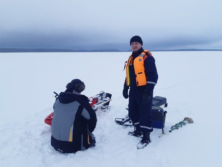 Спасатели эвакуировали рыбака со льда Иваньковского водохранилища