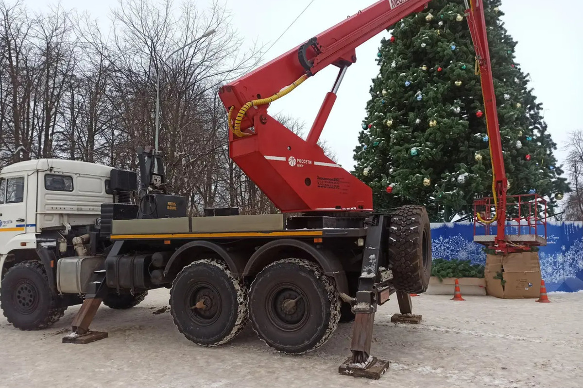 В Костроме начали разбирать главную городскую новогоднюю елку