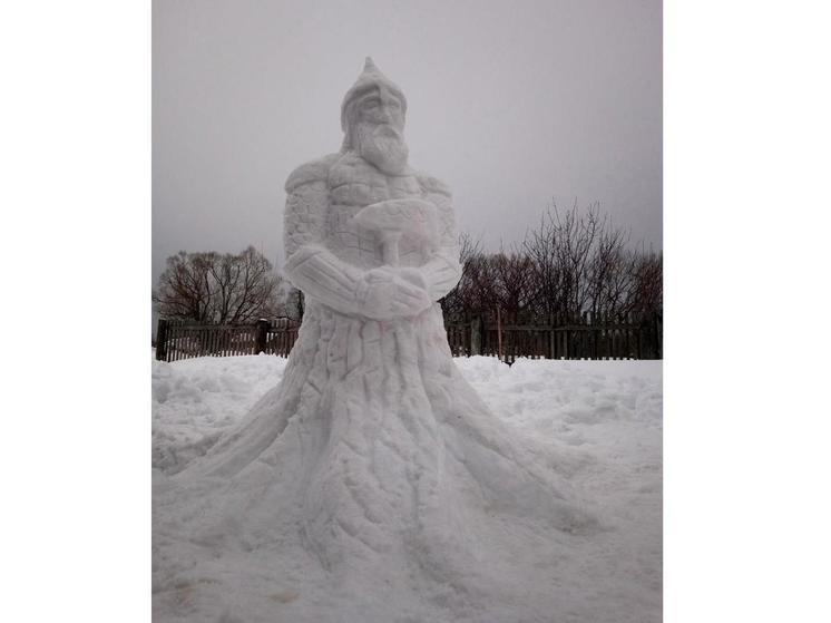 Брянский кузнец создал снежного богатыря Дубыню