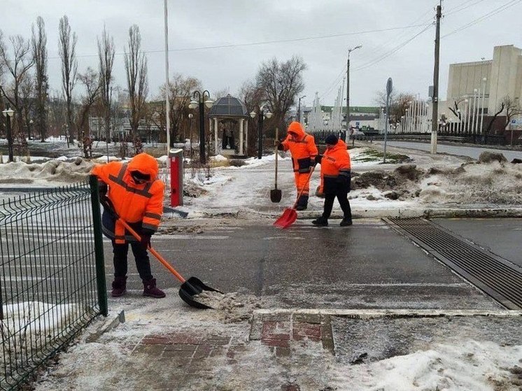 В понедельник на уборку Белгорода вышли почти 300 рабочих