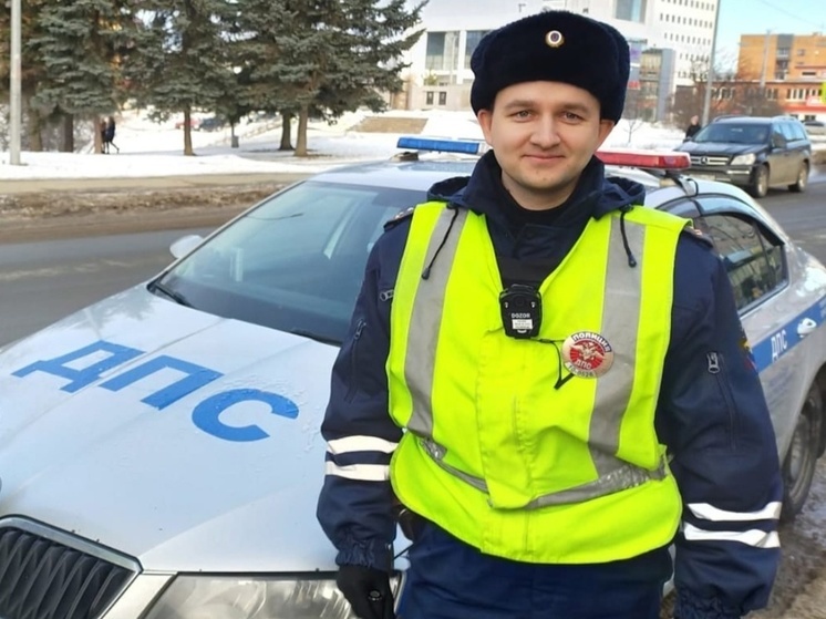 Инспектор Рулев в Петрозаводске согрел пенсионера в патрульном автомобиле