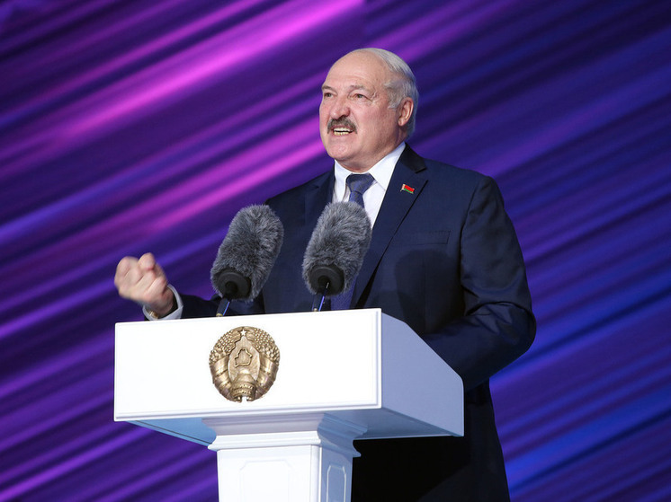 Лукашенко: Россия несет большую нагрузку и страдает больше всех