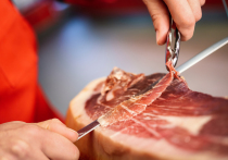 Кандидат медицинских наук, хирург и онколог Иван Карасев сообщил, что употребление жирного мяса повышает риск развития онкологических заболеваний