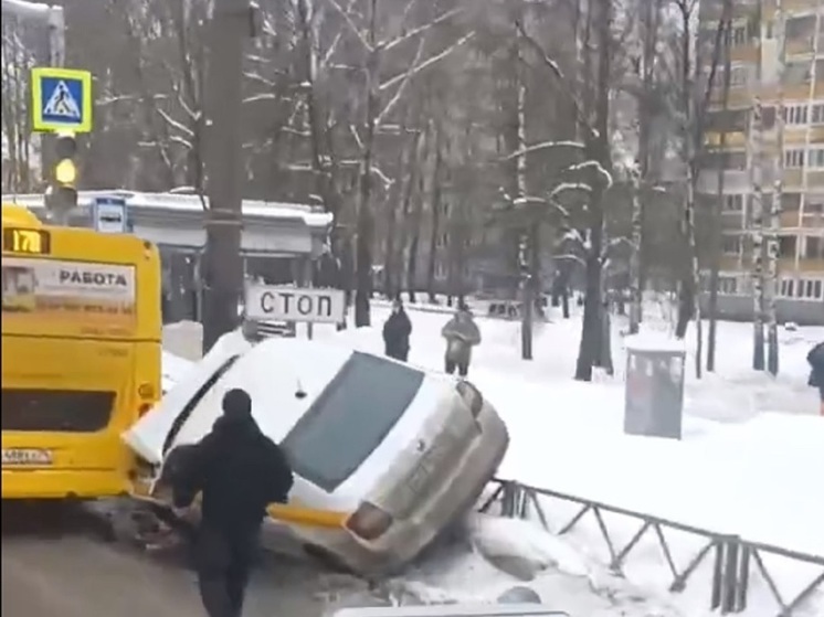 В Ярославле таксист пошел на таран желтого автобуса
