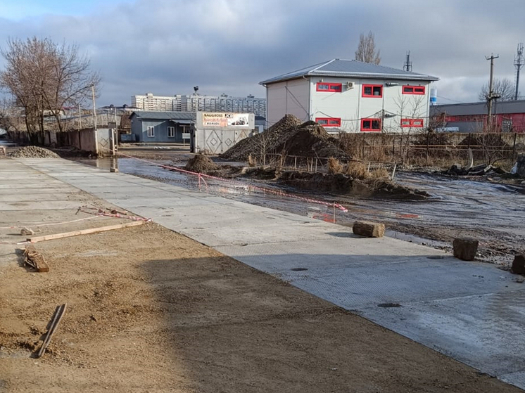 В Краснодаре укладывают бетонные плиты на участке улицы Автомобильной