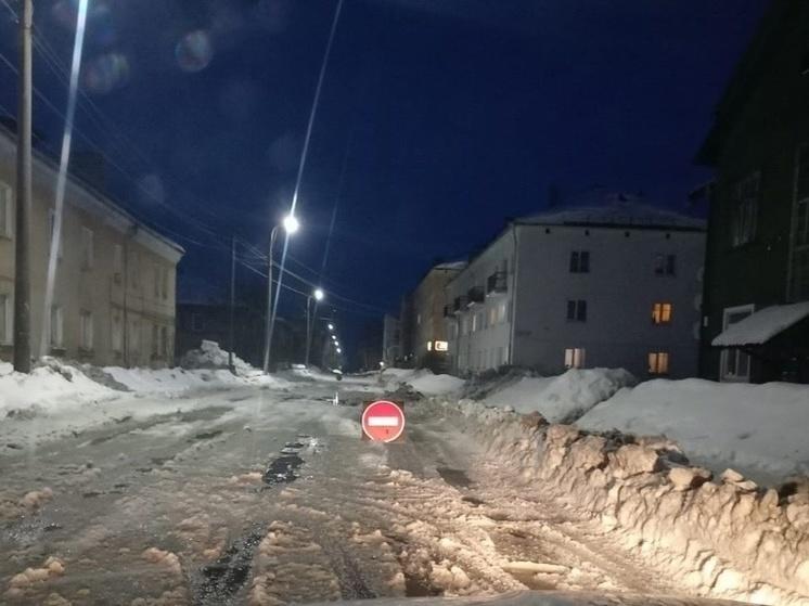 Целую улицу перекрыли в райцентре Карелии из-за ремонта труб