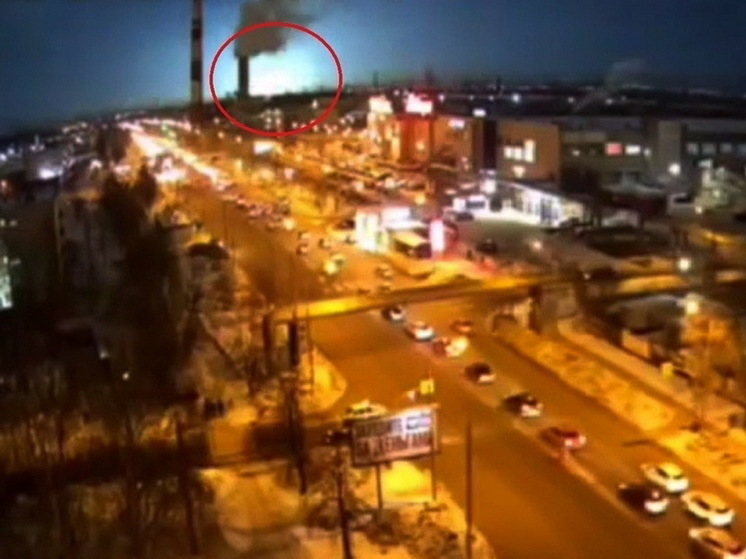 SHOT: причиной необычной вспышки в небе над Челябинском стал взрыв трансформатора