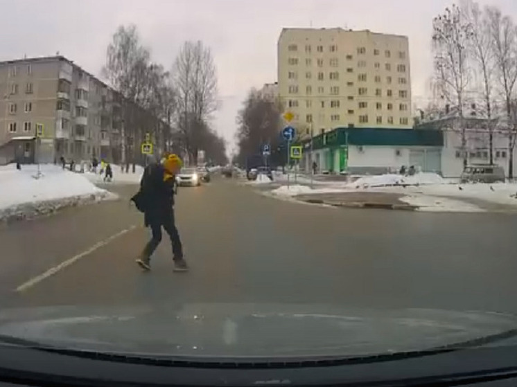 В Твери бегущему нарушителю пришлось уворачиваться от столкновения с машиной
