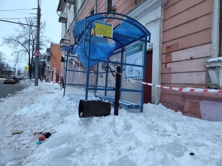 В Ярославле не выдержала снежного напора автобусная остановка