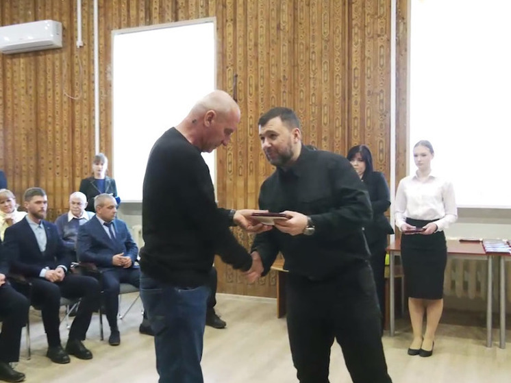 Глава ДНР вручил награду водителю автобуса, который вывез людей из-под обстрела