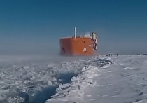 Многоцелевое спасательное судно "Берингов пролив" подошло к танкеру "Остров Сахалин", заблокированного в дрейфующих льдах Охотского моря