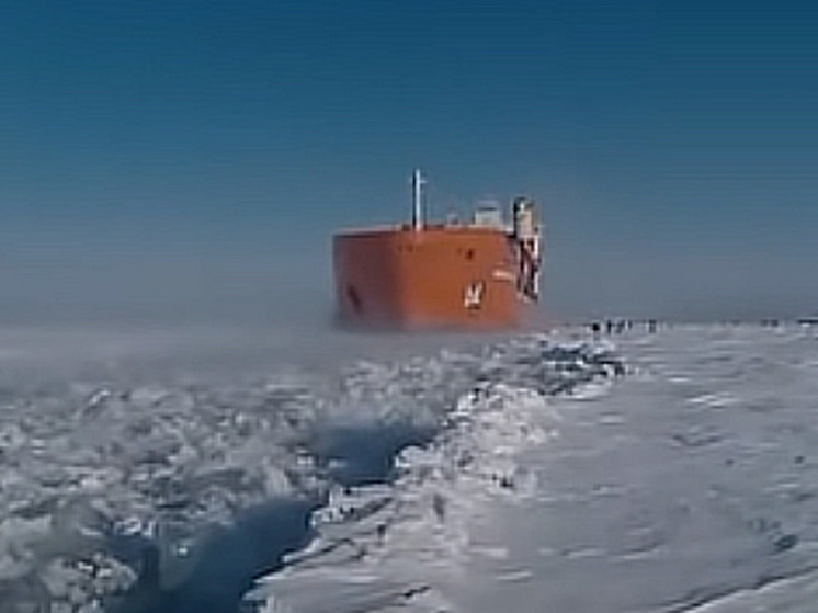 Спасатели прибыли к танкеру, застрявшему во льдах в Охотском море
