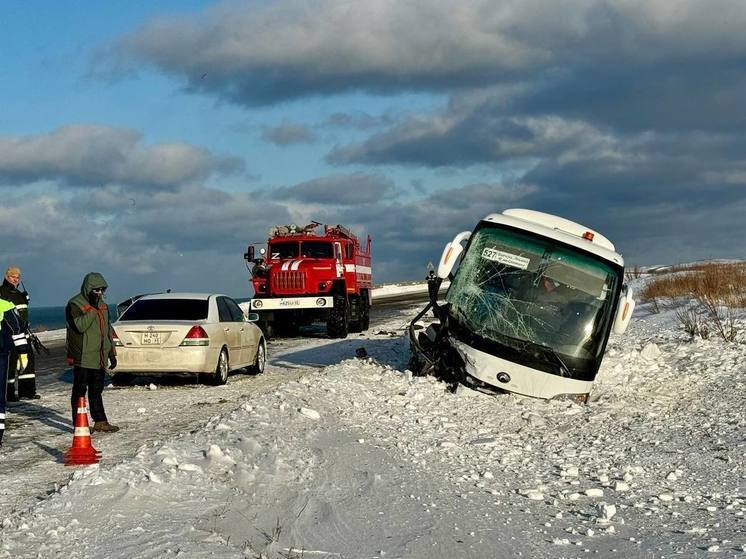 Автобус с 39 пассажирами попал в ДТП на Сахалине