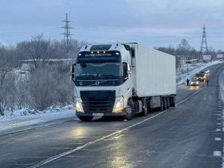 На подъезде к Хабаровску грузовик сбил мужчину